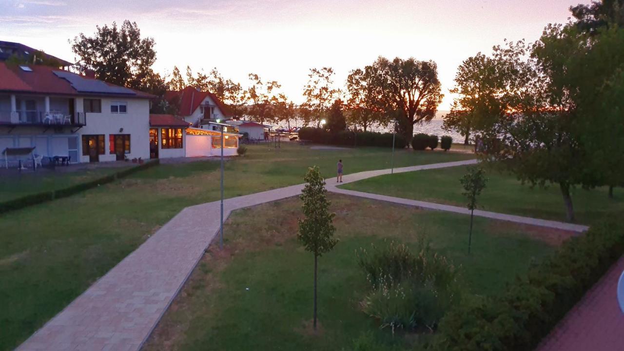 Wellapartman Zamárdi Buitenkant foto