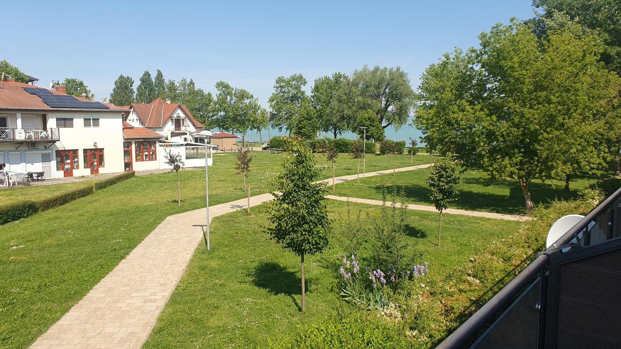 Wellapartman Zamárdi Buitenkant foto